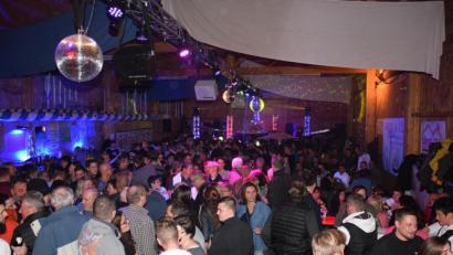 Bild: fla
Die "Kui-Revival-Party" anlässlich des 20-jährigen Jubiläums des Club 99 ist ein voller Erfolg.