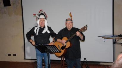 Bild: pop
Stephan Karl (links) und Helmut Haider alias „Schmarrnkerl und Funkerl“ in ihrer Rolle als "Winnetou in Bayern“.