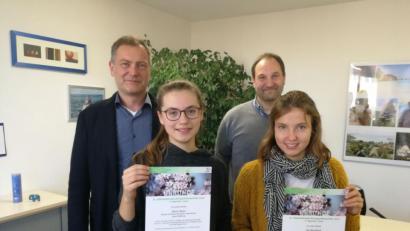 Bild: exb
Schulleiter Christian Schwab (hinten links) und Betreuungslehrer Michael Sontheim gratulierten im Namen des JAS-Gymnasiums Nabburg zu einem großen Erfolg: Elena Meier (vorne links) und Lea Bernhard (vorne rechts) zeigten großes Engagement bei der Teilnahme an der ersten Runde zur Auswahl der deutschen Mannschaft für die 31. Internationale Biologie-Olympiade.