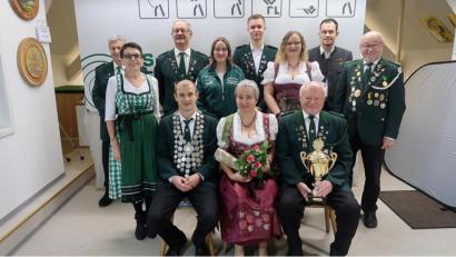 Bild: bsc
Vorsitzende Edeltraud Kaßeckert (Zweite von links) beglückwünschte die neuen Könige des Schützenvereins Frauenreuth, (sitzend von links) Schützenkönig Michael Wildenauer, Schützenliesl Rita Petrik und Seniorenkönig Alfons Hage. Die Titel des ersten und zweiten Ritters sicherten sich (stehend von rechts) Reinhard Schwarz, Daniel Kaßeckert, Tamara Bannert, Dominik Stock, Jasmin Stengl, Peter Kaßeckert und Kurt Schramm.