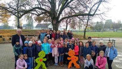 Bild: tok
Die Kinder präsentieren stolz die neuen Warnfiguren, Streetbuddies genannt, die Autofahrer auf Kinder aufmerksam machen sollen.
