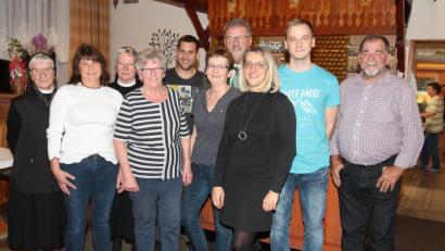 Bild: pi
Hedwig Schaller (Vierte von links) freut sich mit ihren Angehörigen und Ehrengästen, darunter Bürgermeister Johann Maurer (Vierter von rechts), über die vielen Glückwünsche zum Betriebsjubiläum.