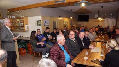 Bild: bkr
Im Sportheim war kein Stuhl mehr frei, als Zweiter Bürgermeister Josef Hecht (stehend) mit den Bürgern anstehende Probleme und Vorhaben besprach. Eine weitere Reihe von Besuchern fand am Durchgang zum Saal Platz.