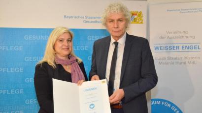 Bild: Landratsamt Tirschenreuth/exb
Landrat Wolfgang Lippert nahm die Auszeichnung stellvertretend für Irene Komarek von Ministerin Melanie Huml entgegen.