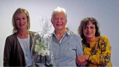 Bild: R. Kreuzer
Für ihr 30-jähriges Engagement gratulieren Edith Weinhart (links) und Christine Hüttner (rechts) Übungsleiterin Rosemarie Meier.