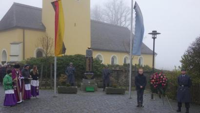 Bild: mmj
Pfarrer Michael Reitinger sprach am Kriegerdenkmal in Stadlern ein Gebet. Die Ansprachen hielten Feldwebel Maximilian Weingärtner und Bürgermeister-Stellvertreter Tobias Eckl.