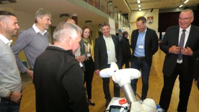 Bild: Hirsch
Bezirkstagspräsident Franz Löffler (rechts) interessierte sich für den Roboter einer Weidener Softwarefirma, der Prüfdienste aller Art übernehmen kann.