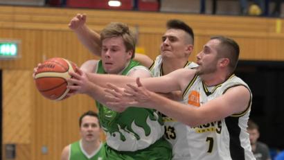 Bild: ref
Kapitän Sergej Hacksteder (rechts) und Wladimir Spulin (Mitte) zeigen hier viel Einsatz und Kampf um den Ball.