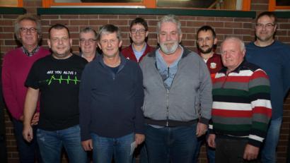 Bild: dob
Hubert Gallitzdörfer aus Albersrieth (Vierter von rechts) ist der insgeheime große Sieger des SpVgg-Preisschafkopfs, denn er entschied sich für die Reise an den Bodensee für zwei Personen im Wert von 250 Euro und lag damit höher, als der Sieger des ersten Preises mit 200 Euro, die Willibald Friedl aus Faislbach (Vierter von links) mit nach Hause nahm. Vorsitzender Uli Münchmeier (Mitte) bedankte sich bei der Geschäftswelt für die vielen Preise.