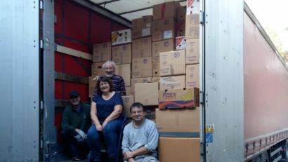 Bild: lep
Beim Beladen des Transporters sind (vorne, von links) Markus und Angela Plössner sowie Jürgen Altmann Hans Karl (hinten) behilflich.