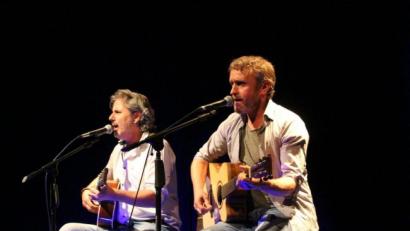 Bild: dwi
Bei einem Doppelgänger-Wettbewerb hätten Thomas Wacker und Thorsten Gary (von links) keine Chance. Musikalisch kommen sie Paul Simon und Art Garfunkel aber sehr nahe - zur Freude des Publikums.