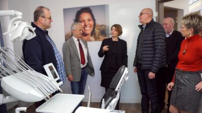 Bild: bkr
Zahnärztin Katrin Regler zeigte der SPD-Abordnung um Bürgermeisterkandidat Anton Dornheim (Dritte und Vierter von rechts) die Praxiseinrichtung.