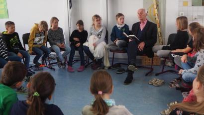Bild: jpl
Die Begeisterung für Bücher weckte beim diesjährigen Bundesweiten Vorlesetag auch Bürgermeister Peter König, der den Kindern der Klasse 3b aus dem Buch "Ein Denkmal für Frau Hasenohr" vorlas.