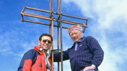 Repro: nm
Auf den höchsten Gipfeln der Alpen unterwegs: Franz Kamlinger (rechts) zeigt beim Fotoklub Flossenbürg Erinnerungen an seine zahlreichen Touren "ganz hoch oben".