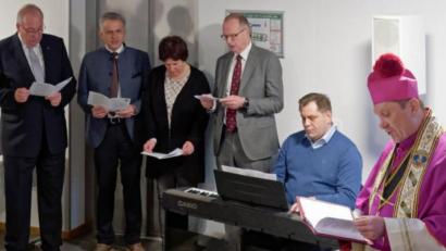 Bild: tr
Schwester Sophia, Michael Eibl, Bernd Sommer, Franz Löffler, Roland Grillmeier, Einrichtungsleiterin St. Benedikt Elke Bauer, Abteilungsleiter der KJF, Johannes Marin, Matthias Schraml, Monsignore Roland Batz und Äbtissin Laetitia Fech (von links) bei der Einweihung des Hauses.