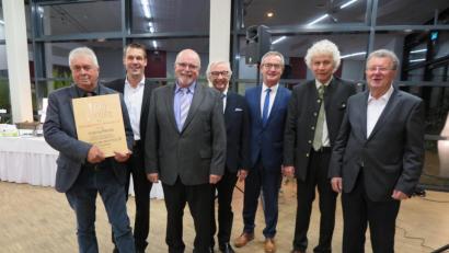 Bild: jzk
Vorsitzender Hans Breuer (Dritter von links) und Schatzmeister Dieter Niewolik (links) vom Vitalsportverein freuten sich über die Glückwünsche von Bezirkssportwart Josef Pohl, Landrat Wolfgang Lippert, Bürgermeister Werner Nickl, Dieter Menzel und Andreas Malzer (von rechts).