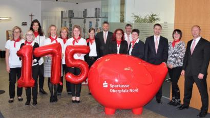 Bild: stg
Das Team der Kemnather Sparkasse um Filialleiter Markus Dötterl (Dritter von rechts) feierte das 175-jährige Bestehen der Einrichtung.