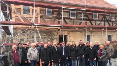 Bild: mez
Über 20 Teilnehmer konnte der stellvertretende MU-Chef Sebastian Forster bei der Besichtigung der alten Mühle begrüßen. Vor allem das große Gemeinschaftsgefühl beeindruckte die Gäste..