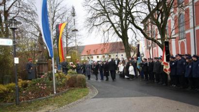 Bild: bjp
Geste der deutsch-amerikanischen Freundschaft bei der Kranzniederlegung: Major Denny Ziegert (2. Artilleriebataillon 131), Bürgermeister Albert Nickl, Colonel Jason Caldwell (US-Einheit JMSC aus Grafenwöhr) und Max Wagner, der Vorsitzende der Soldatenkameradschaft, treten gemeinsam vor das Gefallenen-Ehrenmal.