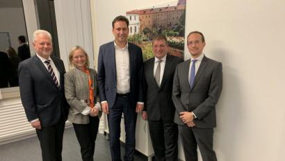 Bild: Bayer. Staatsministerium der Justiz/exb
Hoher Besuch (von links): Thomas Dickert (Präsident Oberlandesgericht), Paula Scharff (Geschäftsleiterin Servicezentrum), Minister Georg Eisenreich, Direktor Wolfgang Gründler und Stellvertreter Ingo Kindler.