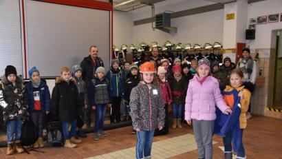 Bild: Lowak
Die vierte Klasse der Grund- und Mittelschule Floß bei der Feuerwehr.