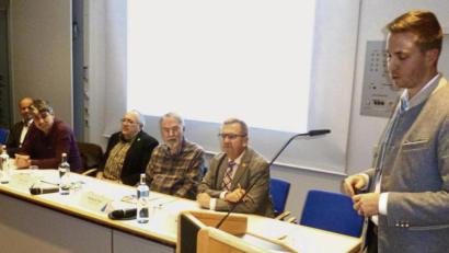 Bild: usc
Die Aufgaben des Landesamts für Pflege, insbesondere das Thema Landespflegegeld, erläuterte Raphael Gaillard, der Leiter des Präsidentenbüros (rechts) beim Seniorenforum der Stadt Amberg.