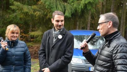 Bild: jr
Bürgermeister Sommer (rechts) und Egers Oberbürgermeister Antonin Jalovec sprachen am Samstagvormittag am Mahnmal und gedachten der Opfer des Eisernen Vorhangs, links eine Dolmetscherin.