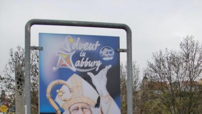Bild: aub
Der heilige Nikolaus mit Mitra und Bischofsstab wirbt für seinen Markt am 7. und 8. Dezember im Ortsteil Venedig