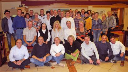 Bild: agr
Die ehemaligen Lehrkräfte Schwester Juliane (zweite Reihe, Zweite von links), Christa Brunner (Zweite von rechts), Inge Reimer (Vierte von rechts) und Georg Hoffmann (rechts) waren beim Klassentreffen mit von der Partie.