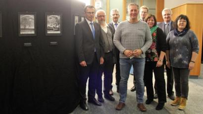 Bild: stg
Karl-Heinz Thoma (Vierter von links) hat die Fotos vom „Wondreber Totentanz“ gemacht, die noch bis zum 5. Dezember in der Raiffeisenbank Kemnath gezeigt werden.