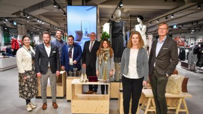 Bild: Florian Miedl/fph
Industrial-Style mit edlen Akzenten kommt an: Überzeugt davon sind bei Frey (von links) Abteilungsleiterin Katharina Baumann, Hausleiter Tobias Kastner, Innenstadtkoordinator Dominik Hartmann, Sebastian Macht von "MAKnetisch", Oberbürgermeister Oliver Weigel, Stefanie Fürst von der Wirtschaftsförderung, Firmenchefin Caroline Frey und Geschäftsführer Helmut Hagner.