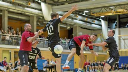 Bild: gud
Michael Fütterer (rot) erzielt in dieser Szene eines seiner insgesamt 12 Tore. In einem heiß umkämpften Spiel erzwingt der HV Oberviechtach in letzter Sekunde ein 32:32-Remis gegen den TB Roding.