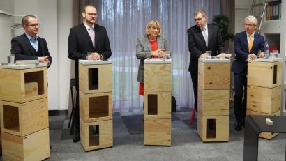 Bild: Bühner
Das Modellprojekt "5G4Healthcare" stellen (von links) OTH-Professor Steffen Hamm, Landrat Andreas Meier, OTH-Präsidentin Andrea Klug, Ärzlicher Direktor der Kliniken Nordoberpfalz Thomas Egginer und OTH-Dekan Clemens Bulitta vor.