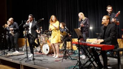 Bild: weu
Mit ihrer Performance „A Tribute to Stevie Wonder“ rissen die acht ambitionierten Musiker das Publikum in der Schwarzachtalhalle mit.