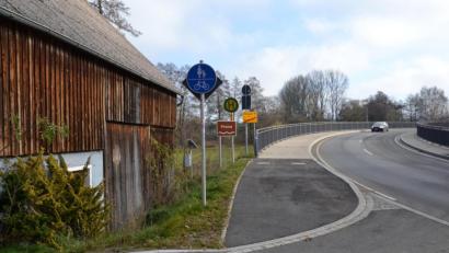 Bild: gi
Neben der Scheune ist der für das Wartehäuschen vorgesehene Platz.