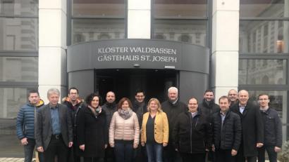 Bild: flt
Wenige Tage nach der Nominierungsversammlung trafen sich die Marktratskandidaten der CSU Plößberg im Gästehaus des Klosters Waldsassen. Unter ihnen Bürgermeister Lothar Müller (2. von links), FU-Kreis- und Ortsvorsitzende Tina Zeitler (4. von links) und Dachorganisationsvorsitzender Markus Preisinger (2. von rechts).