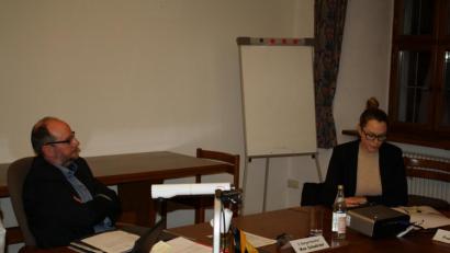 Bild: bjp
Architektin Lena Beyrich erläutert die Stellungnahmen aus dem Öffentlichkeitsbeteiligungsverfahren zur Erweiterung des Industriegebiets bei Döllnitz. Links zweiter Bürgermeister Max Schwärzer.