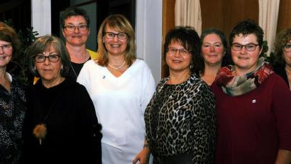 Bild: gf
Die neu gewählten Vorstandsmitglieder der Unternehmerfrauen im Handwerk (von links): Rita Weber, Maria Singer, Sabine Falk, Vorsitzende Andrea Seitz, Maria Blödt, Angela Sperber, Claudia Füssel und Annerose Schubert.