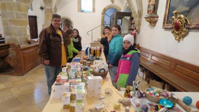 Bild: jzk
Die Gottesdienstbesucher setzten beim Stand der Ministranten mit dem Kauf von Transfair-Waren ein Zeichen der Solidarität mit Ländern in der Dritten Welt.