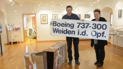 Bild: Gabi Schönberger
Das Original-Rumpfteil der Boeing 737-300 mit dem Schriftzug "Weiden i.d. Opf." ins im Stadtmuseum gelandet, zur großen Freude von Kulturamtschefin Petra Vorsatz und Haustechniker Richard Weiß.