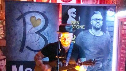 Bild: lst
Ben „Stone“ Steinbacher präsentiert in der vollbesetzten „Salute“-Kneipe eine powergeladene Reise durch die Welt des Rocks.