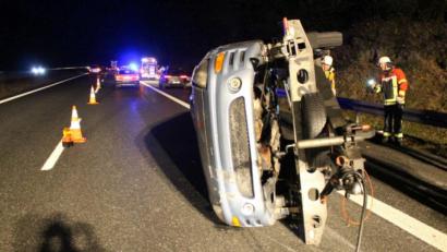 Bild: Polizei
Der Anhänger samt geladenem Auto schlitterte über die Fahrbahn und krachte gegen die rechte Leitplanke.