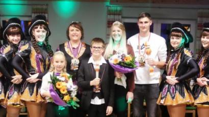 Bild: ohr
Die Prinzengarde der FG Stulln begleitet die Regenten der Saison 2019/2020 Kinderprinzenpaar Anna I. und Alexander I. sowie das Prinzenpaar Katrin III. und Christian III (Mitte von links) mit Präsidentin Marion Raab (dahinter) bei ihren Auftritten in der fünften Jahreszeit.