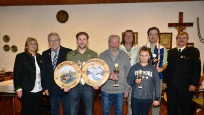 Bild: bey
Thomas Enslein ist Schützenkönig 2020 Luftpistole und Luftgewehr. Dazu gratulierten Schützenmeisterin Annelie Stahl und Stadtrat Peter Trstan (von links) sowie stellvertretender Gauschützenmeister Anton Hirnet (rechts). Die Stadtmeisterschaft Luftgewehr Gäste gewann Peter Krämer (Vierter von rechts), bei den Senioren "aufgelegt 30 Schuss" sicherte sich Albert Völkl (Vierter von links) den ersten Platz. Tim Enslein (vorne) gewann den Laserwettbewerb. Christian Stahl erhielt mit dem zweiten Platz beim Königsschießen Luftgewehr die "Wurstkette".