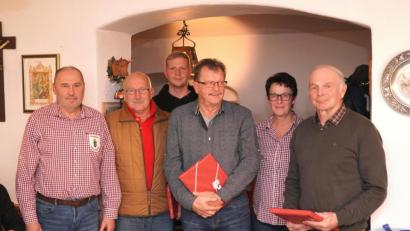Bild: fvo
Die drei Vorsitzenden des OWV Waldthurn danken Wolfgang Bergmann (Zweiter von links), Werner Beierl (Dritter von rechts) und Josef Kick (rechts) für jahrzehntelange Arbeit im OWV und Skiclub.