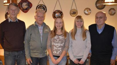 Bild: sck
Der Stadtverbandsvorstand bei der Vorstellung von mit Engel und Christkind sowie mit dem Prolog-Autor Theo Schleicher, Eugen Eckert, Nathalie Becher, Marina Brütting und Alfred Graf (von links).