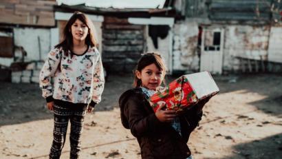 Bild: Dominik Lenz
„Wenn man an solche Päckchenaktionen denkt, hat man immer nur die Bilder von leuchtenden Kinderaugen im Kopf. Jetzt haben wir selbst gesehen, warum sie sich so sehr über diese Geschenke freuen. In welchen schlimmen Verhältnissen sie leben“, sagt Dominik Lenz.