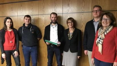 Bild: eig
Unterschriften gegen die Primus-Solaranlagen: Monika Zeitler-Kals, Jürgen Bauer, Bürgermeisterin Margit Kirzinger, Martin Reichenberger, Markus Mösbauer und Vera Stahl (von rechts).