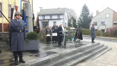 Bild: öt
Bürgermeister Peter König gedachte am Volkstrauertag der Opfer von Krieg und Gewalt und legte einen Kranz vor dem Ehrenmal nieder. Mit im Bild Pfarrer Dr. Paul Ezenwa und die Ehrenwache der Soldaten- und Reservistenkameradschaft Neusorg.