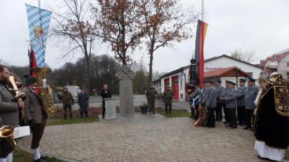 Bild: br
„Kein Krieg ist heilig. Im Krieg gibt es Täter und Opfer, aber keine Helden“, hebt Bürgermeister Werner Roder (im Hintergrund am Rednerpult) in seiner Rede bei der Gedenkfeier am Volkstrauertag in Vorbach hervor.